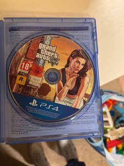 Ps4 ,dva ovladače + 5x hra + volant +VR - 3