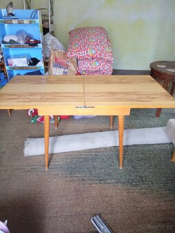 Skříně + noční stolky + stoly + topení - 3