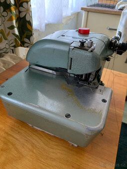 Overlock šicí stroj - 3