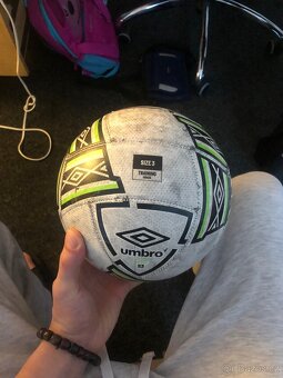 PELOTA NEO SWERVE LIGHTW Nº3 Umbro fotbalový míč - 3