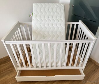 Bila postylka se suplikem a antialergickou matraci - 3