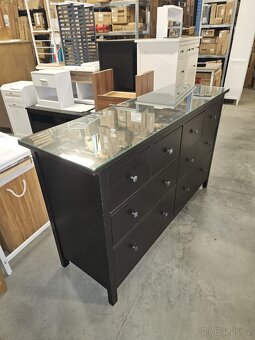 HEMNES KOMODA S OCHRANNÝM SKLEM - 3