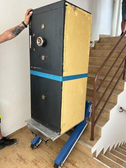 AUTODOPRAVA. STĚHOVÁNÍ.  MANIPULAČNÍ TECHNIKA. 8 PALET ČELO. - 3