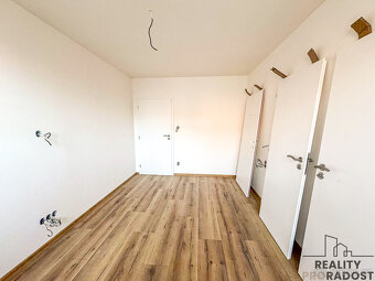 Nabízíme k prodeji krásný, slunný byt 3+1 s lodžií v osobním - 3