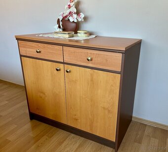 Manželská masivní postel s komodou a nočními stolky - 3