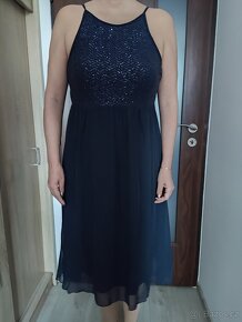 Kontrastní glitrové šaty - 3