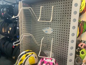 Výstavní stojan na přilby - 3