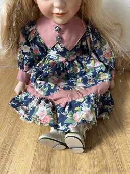 Sedící porcelánová panenka - 3