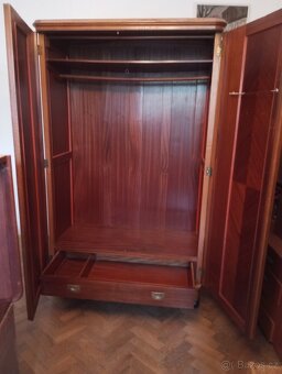 skříň šatní - 3