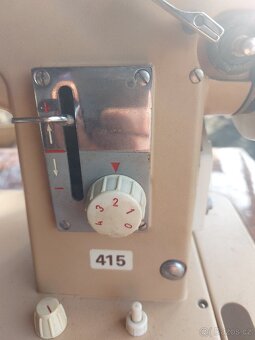 Starý šicí stroj - 3