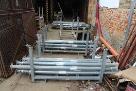 Prodám použité stropní stojky zn. Peri - 3