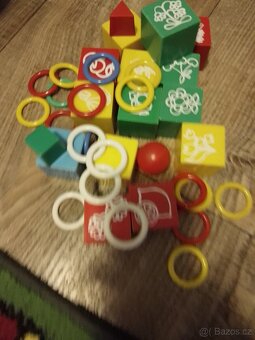 RETRO HRAČKA VELMI LEVNĚ – KOSTKY A KROUŽKY Z BAKELITU - 3
