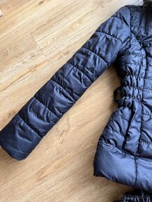 Zimní bunda s kapucí a kožíškem a páskem - vel. 152 - 3