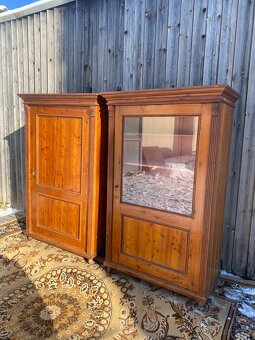 Starožitná šatní skříň s vitrínou - 3