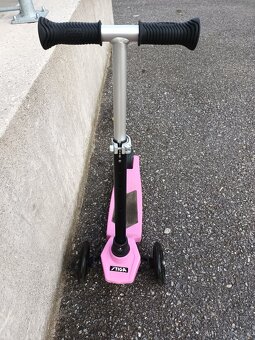Růžová dětská koloběžka Stiga MINI KICK SUPREME - 3