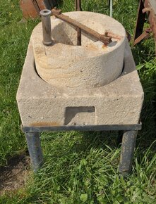 Starožitný kamenný mlým na obilí - 3
