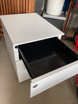 Kovovy organizer na koleckach - 3