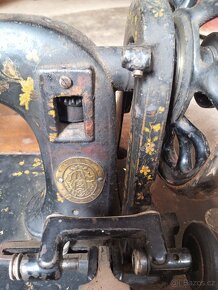 Starý šicí stroj - vrchní část - 3