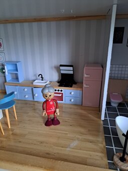 Dřevěný domeček pro panenky + nábytek a figurky - 3