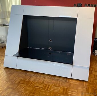 Rakouska kvalitni skrin pro televizi - 3