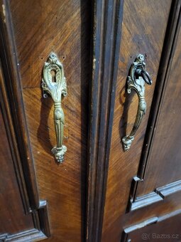 Zachovalá dřevěná šatní skříň - 3