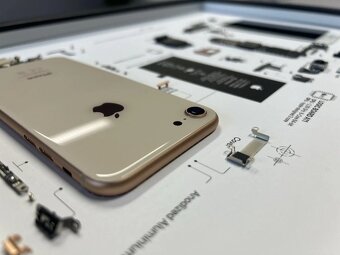 Zarámovaný iPhone 8 – (A3)(Gold) - 3