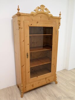 Krásná vitrína s vyřezávanou ozdobou - 3