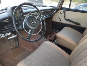 Mercedes W110 200 dvojitá karburace - 3