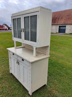 Stará bílá secesní kredenc - 3