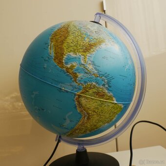 globus svitici ve tme - 3