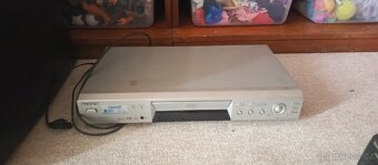 Zesilovač s příslušenstvím a s bednami a s držákem na CD - 3