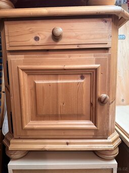 Dřevěná postel 200x200 se stolky - 3