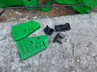 Čelní nakladač k el. traktoru John Deere - 3