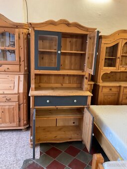 A dvoudveřová vitrína borovice Masiv Chalupa Roubenka - 3