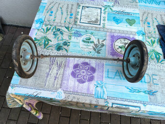 Staré hračky,šlapací autíčko, starý kočárek ,kolečka Barum - 3