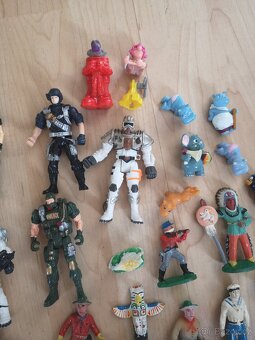 Mix retro hraček – figurky, autíčka, motorky, vojáčci - 3