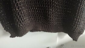 Tmavě hnědý svetr se zlatým prošíváním - 3