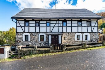 MALEBNÝ RODINNÝ DŮM V SRDCI ČESKÉHO STŘEDOHOŘÍ  ČEŘENIŠTĚ, M - 3