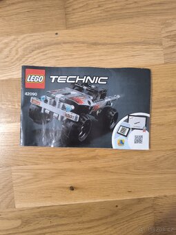 LEGO Technic 42090 – Stunt Truck / Kaskadérský truck
 - 3