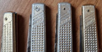 Svítilna - cvrček,nožíky Mikov Afrika a jiné,ple.pistolka - 3