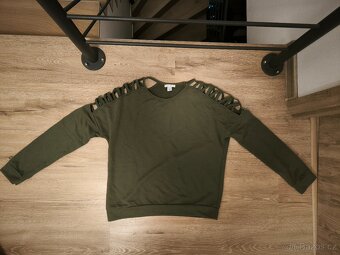 Svetr, mikina a sukně - 3