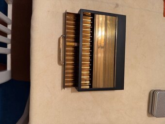 Luxusní dvoupatrová stolní kazeta na cigarety - 3