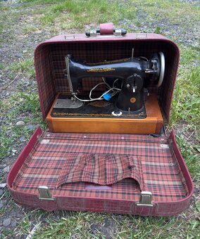 Retro šicí stroj Singer v kufru - 3