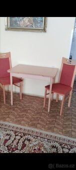 Rozkládací stůl a dvě kuchyňské židle - 3