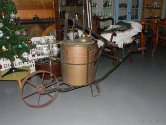 Starý ruční postřikovač - stříkačka - 3