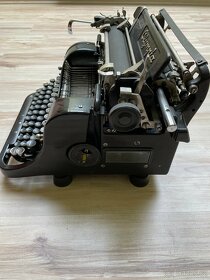 Starý psací stroj OLYMPIA - 3