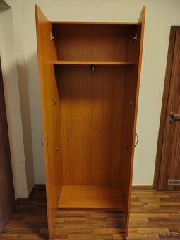 Dřevěná skříň - 3