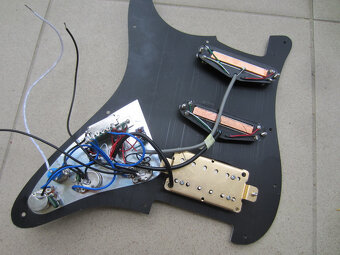 Stratocaster pickguard osazený 3 rozpínatelnými hambuckingy - 3