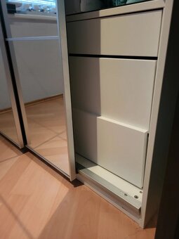 Zrcadlová skříň Ikea - 3