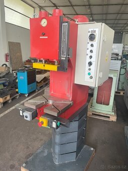 Lis hydraulický CUPS 40 D a Lis CUPS 16 DE - 3